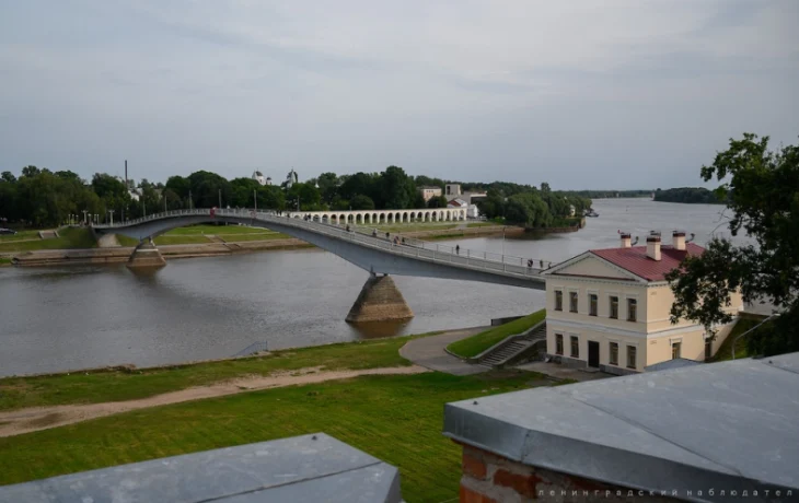 Река Волхов и пешеходный мост Река Волхов и пешеходный мост