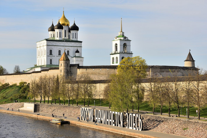 pskov._the_ensemble_of_the_pskov_kremlin_from_the_velikaya_river